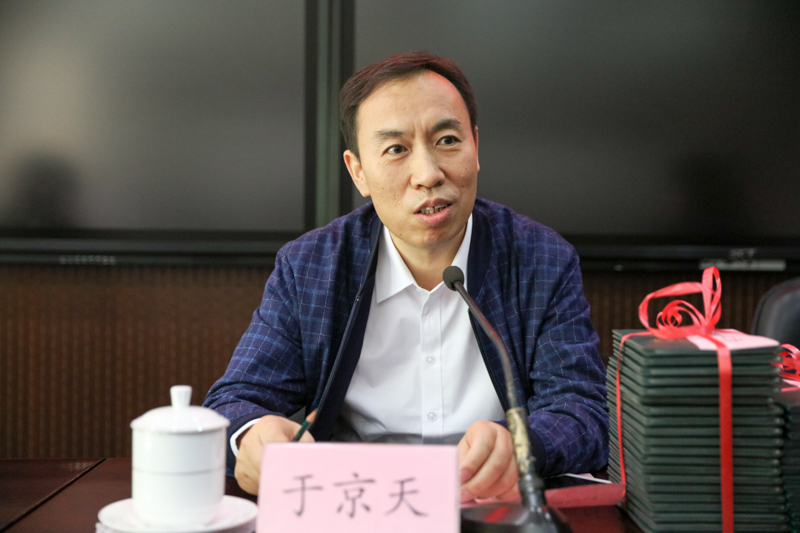 于京天祝贺学员们圆满完成为期两个月的学习研修任务，充分肯定了大家积极认真的学习态度和取得的丰硕学习成果，建议大家珍惜并维护好研修期间形成的学习团队，在各自的工作岗位上互相帮助、互相督促、共同进步；共同建设好国家教育行政学院这一全国教育系统干部之家，大家的好的经验和工作成果是学院教学资源的重要来源；继续加强自我修炼，树立自信，不断进行自我反省，要将好的传统、习惯转变为自觉的坚持。