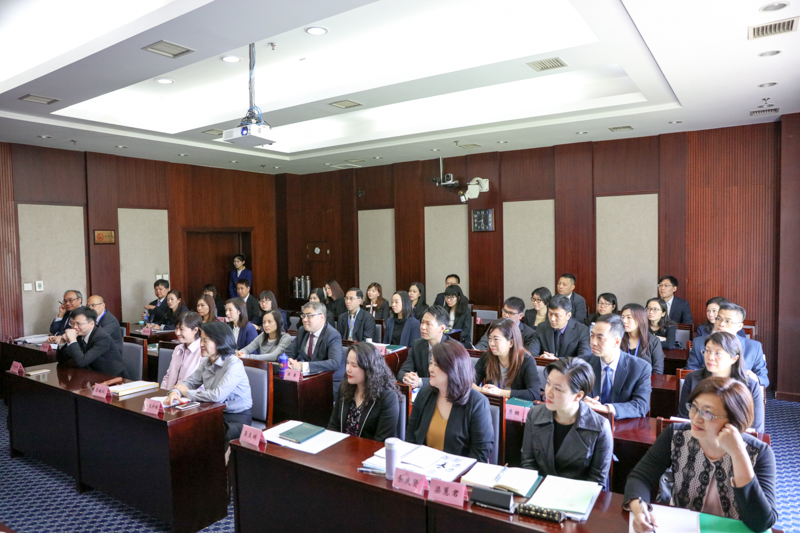 开班式后，教育部教育发展研究中心主任张力以“我国教育‘十三五’规划解读”为题作开班报告。来自香港教育局的38名中高层公务员将在学院进行为期六天的学习交流。（杨中超）
