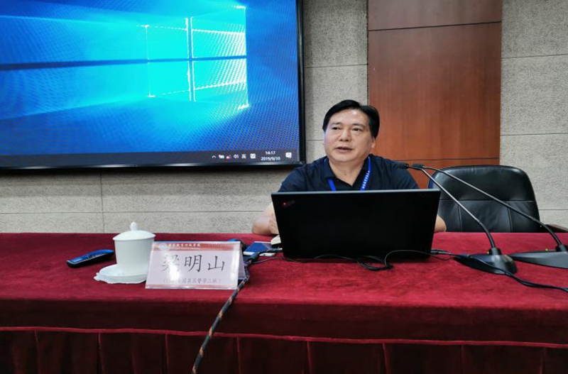 陕西省商洛市柞水县教科局主任梁明山以“基层督导工作的思考”为题开展交流,带给大家三点启示:领导重视是做好督导工作的前提;科学的载体是做好督导工作的关健;结果运用是做好督导的保证。 陕西省商洛市柞水县教科局主任梁明山以“基层督导工作的思考”为题开展交流,带给大家三点启示:领导重视是做好督导工作的前提;科学的载体是做好督导工作的关健;结果运用是做好督导的保证。