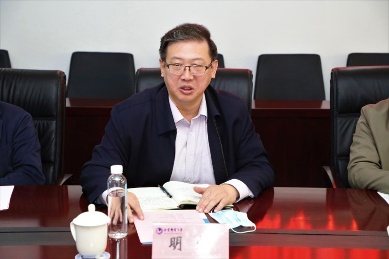 调研团团长、重庆大学副校长明炬代表调研团致辞,对北邮精心组织安排本次考察学习活动表示衷心感谢,对北邮发展建设成就给予高度评价。随后,调研团就学科建设、教育评价、社会服务以及教育信息化等主题与北邮科学技术研究院、教务处、发展规划处、人事处、信息化技术中心等部门负责同志进行了互动交流。最后,班主任赵玄老师作了总结发言。 调研团团长、重庆大学副校长明炬代表调研团致辞,对北邮精心组织安排本次考察学习活动表示衷心感谢,对北邮发展建设成就给予高度评价。随后,调研团就学科建设、教育评价、社会服务以及教育信息化等主题与北邮科学技术研究院、教务处、发展规划处、人事处、信息化技术中心等部门负责同志进行了互动交流。最后,班主任赵玄老师作了总结发言。