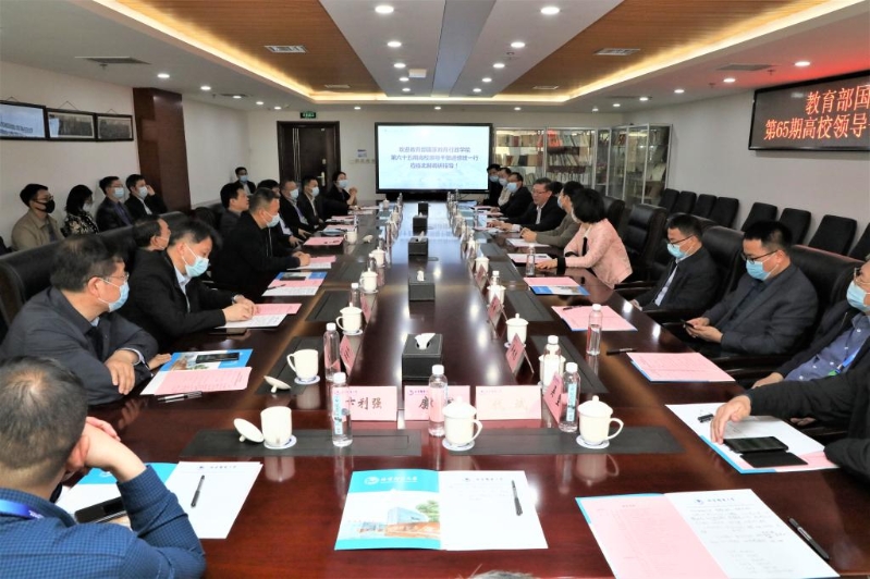 4月6日下午,第六十五期高校领导干部进修班一班组成调研团赴北京邮电大学考察学习。北京邮电大学校长乔建永出席座谈会并讲话,一班22位学员和班主任参加座谈,一班学员、北京邮电大学副校长苏森主持座谈会。 4月6日下午,第六十五期高校领导干部进修班一班组成调研团赴北京邮电大学考察学习。北京邮电大学校长乔建永出席座谈会并讲话,一班22位学员和班主任参加座谈,一班学员、北京邮电大学副校长苏森主持座谈会。